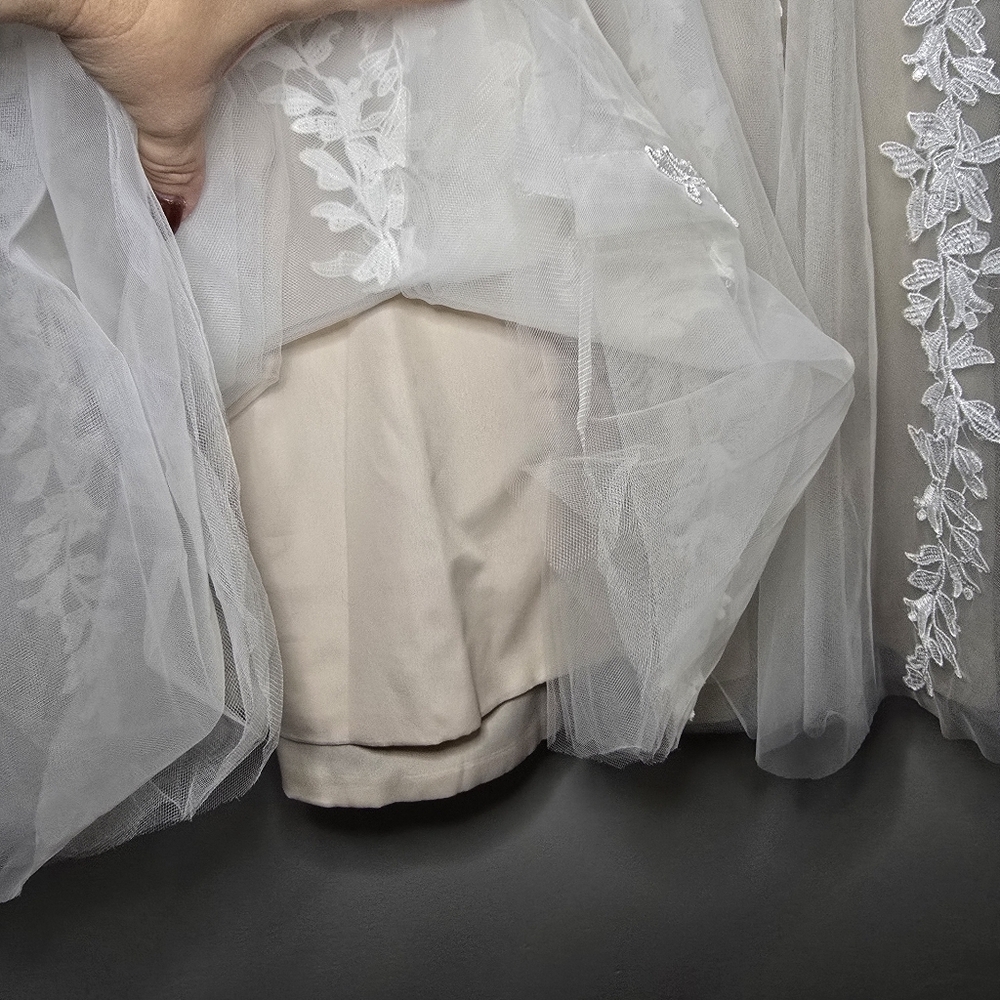 NWT Abao Wedding Elegant Lace and Tulle Dress White Cream Size 12 - Picture 3 of 16